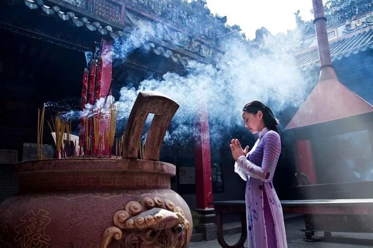 Đi chùa cần sắm lễ gì? Hành lễ thế nào?